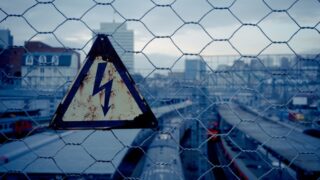 通信工事の現場に潜む危険！高所作業、感電、重機災害…事故と対策の徹底解説
